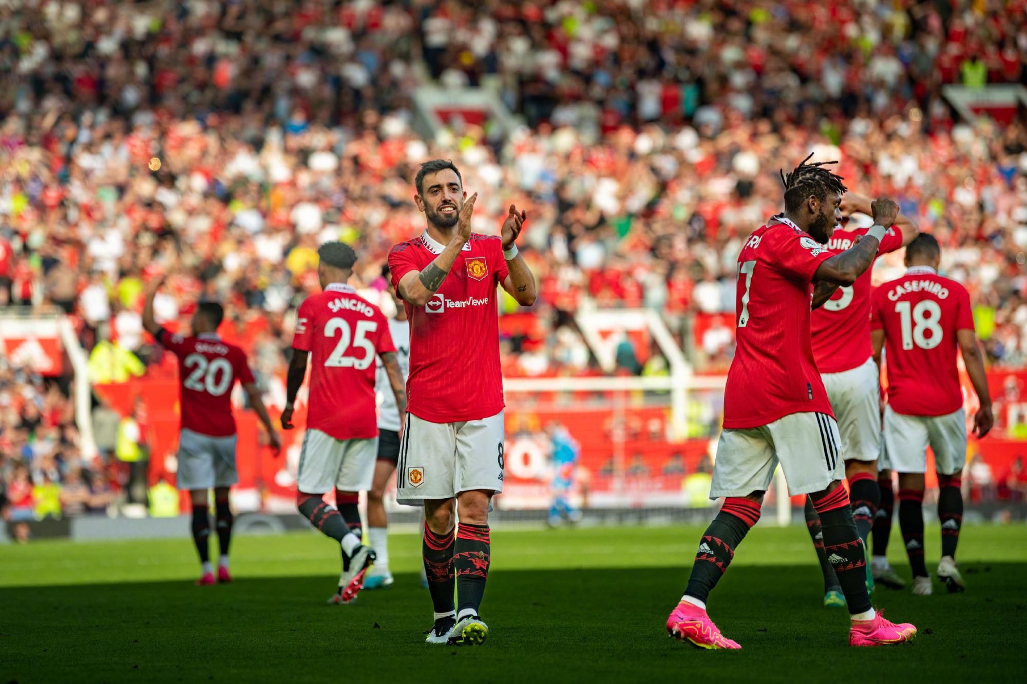 约基奇首节砍18分5板4助，着装引热议（约基奇首节轰下18分5篮板4助攻，造型引发热议）